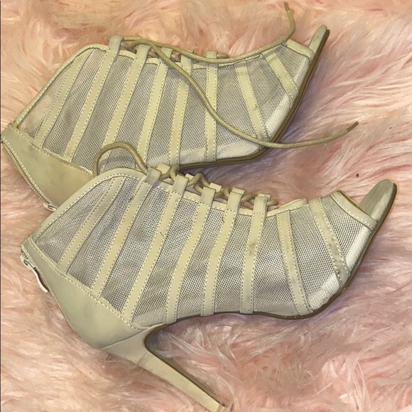 Nude size 7 heels . - Picture 1 of 3